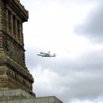 Space Shuttle Enterprise sorvola la Statua della Libertà